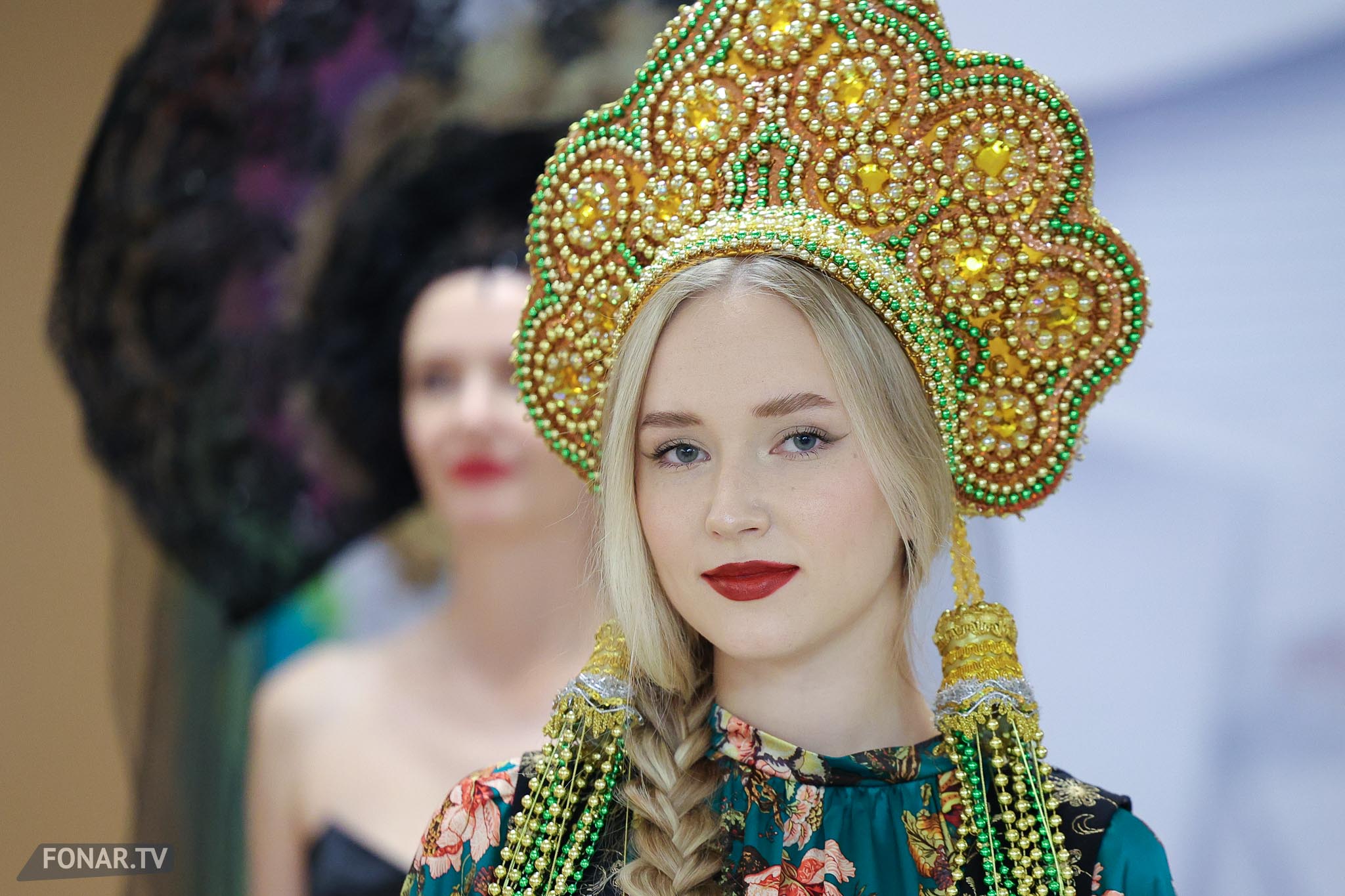 Модели во время показа коллекции дизайнера Елены Аркатовой на фестивале современного искусства «Этажи" в Белгородской государственной филармонии, 11 октября 2025 года