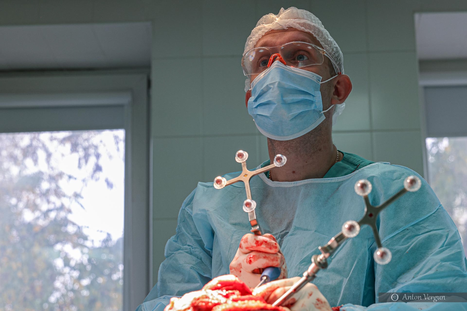 Хирург во время операции на сердце в кардиоцентре Белгородской областной клинической больницы Святителя Иоасафа, 14 ноября 2025 года